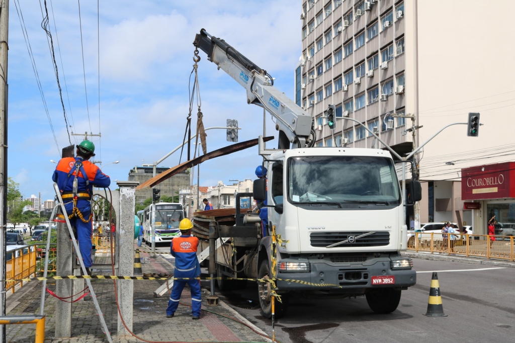 SMTT conclui retirada de cobertura dos abrigos de ônibus na Avenida Rio Branco - SMTT Aracaju
